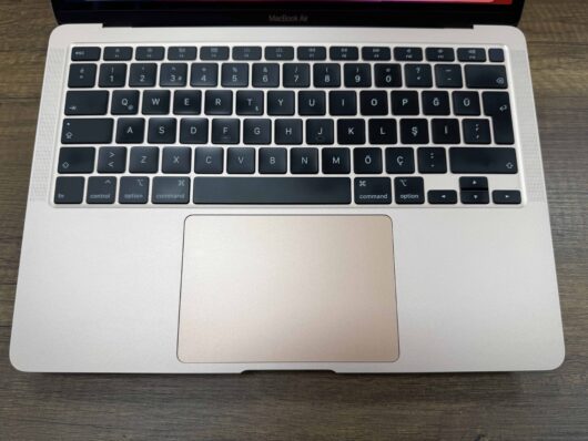 Apple MacBook Air 2020 i5 8GB RAM 256GB SSD 13" QHD+ (İKİNCİ EL) - Image 2